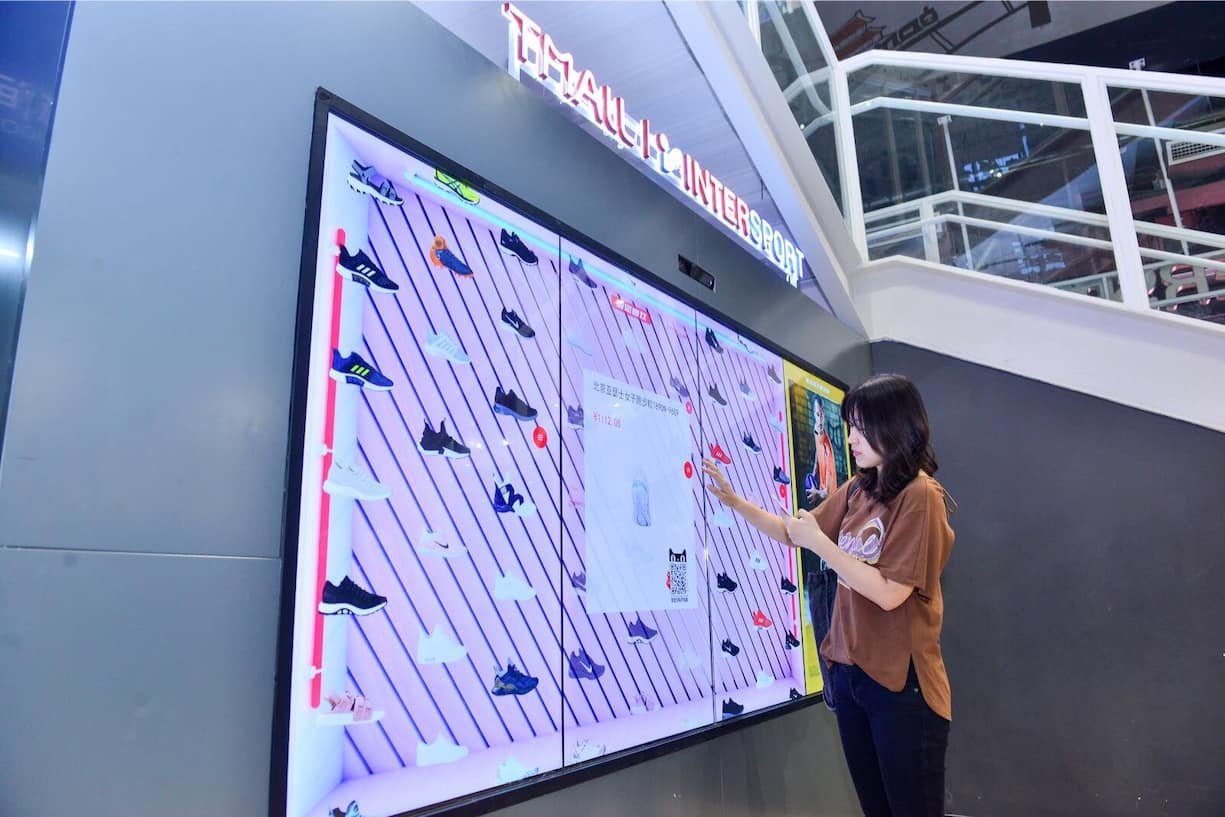  In einem Laden direkt auf einem Big Screen bei Alibaba bestellen: Dieses neue Konzept testet Intersport zurzeit in Peking.