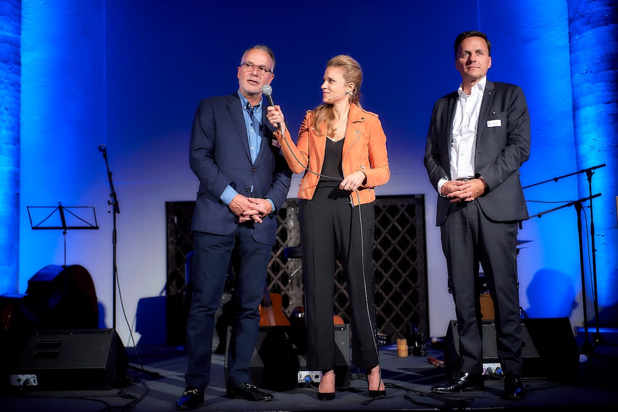 Preisverleihung des 5vor12-Preis fuer Deregulierung von StrategieDialog21 und dem Swiss Venture Club im Rathaus Bern. Jobst Wagner, StrategieDialog21, Nathaly Bachmann, CEO Essence Relations, Andreas Gerber, Swiss Venture Club. © Adrian Moser / Bilanz