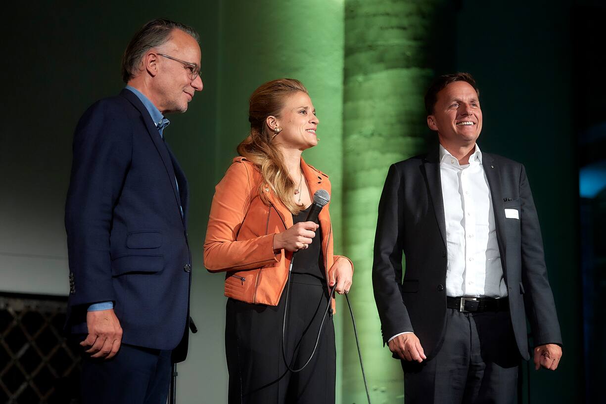 Preisverleihung des 5vor12-Preis fuer Deregulierung von StrategieDialog21 und dem Swiss Venture Club im Rathaus Bern. Jobst Wagner, StrategieDialog21, Nathaly Bachmann, CEO Essence Relations, Andreas Gerber, Swiss Venture Club. © Adrian Moser / Bilanz