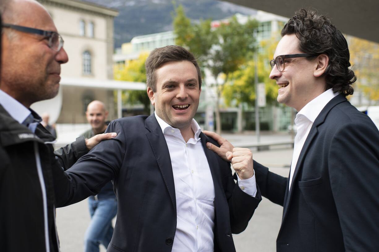 Nationalratskandidat Jon Pult (SP), Mitte, feiert mit Genossen den Gewinn zweier Sitze, bei den Buendner National- und Staenderatswahlen, am Sonntag, 20. Oktober 2019, in Chur. (KEYSTONE/Gian Ehrenzeller)