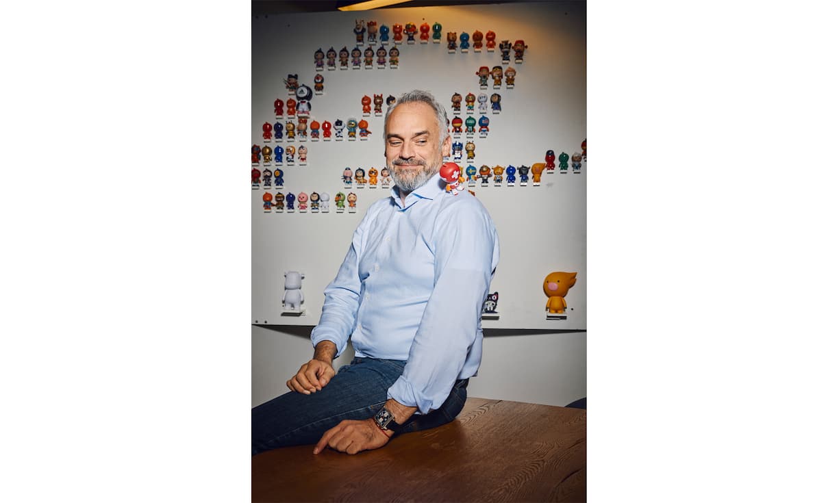 Karl Wehner mit einem Alibaba-Maskottchen. Von München aus leitet er das Schweiz-Geschäft der Alibaba Group.