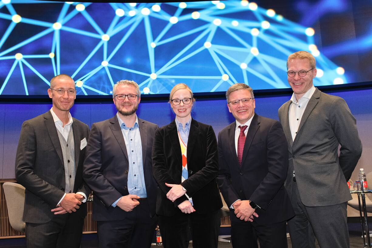 Die Panelisten:Kye Andersson, Head of Communications; Peltarion;Damian Borth, Professor of Artificial Intelligence & Machine Learning, Uni St. Gallen;Annika Schröder, Executive Director, UBS Group Technology;Otto Preiss, COO Digital, ABB;Dennis Nobelius, CEO, Zenuity