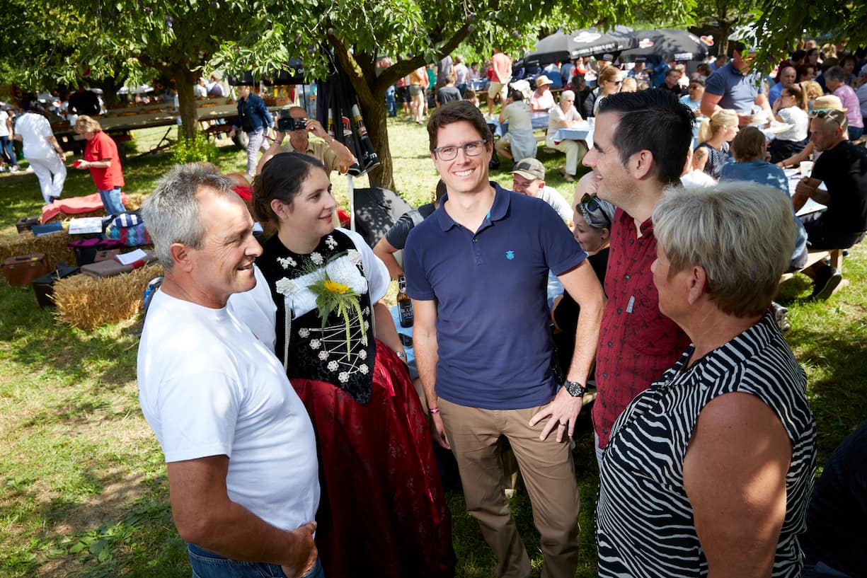 Schuepfen 1.8.2019 - Lars Guggisberg inmitten von Anhaengern, anlaesslich eines 1. August Bauernzmorge auf einem Hof in Schuepberg. © Annette Boutellier