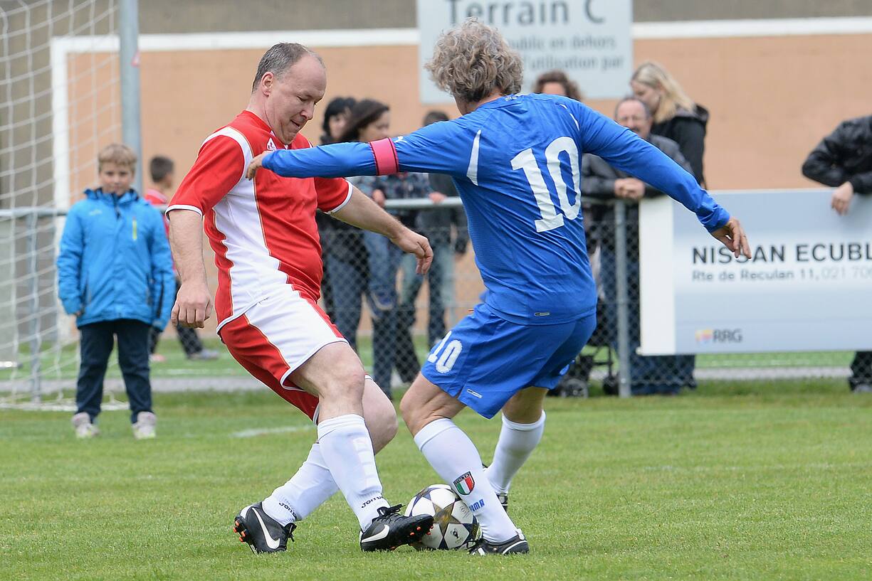 Maillard im Kampf um den Ball gegen Italiens Ex-Nationalspieler Giancarlo Antognoni.