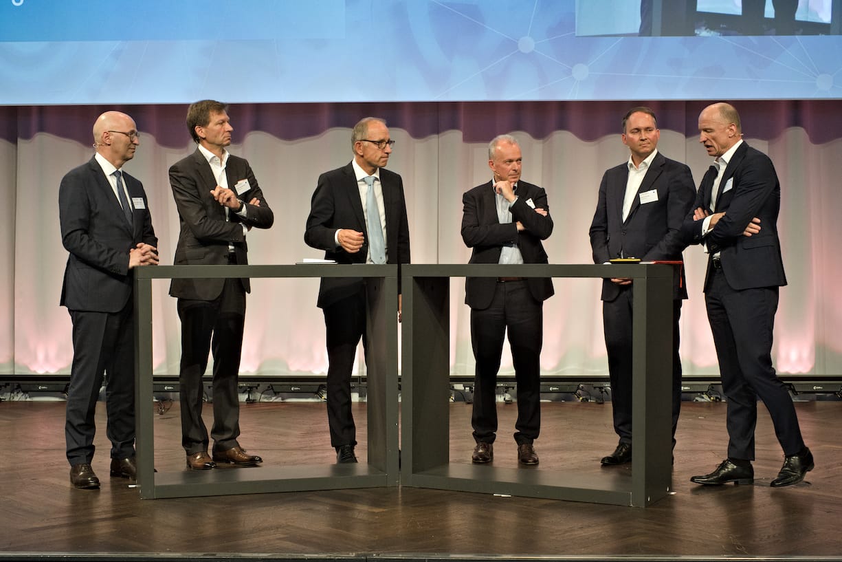 Marc Chardonnens, Direktor Bundesamt für Umwelt BAFU;Christian Keller, Vorsitzender der Geschäftsleitung, IBM Schweiz AG;Reto Brennwald, Moderator;Urs Schaeppi, CEO, Swisscom AG;Simon Michel, CEO, Ypsomed AG;Olaf Swantee, CEO, Sunrise Communications AG