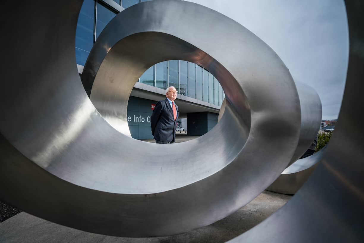 Michael Pieper - Inhaber Artemis Group, im Franke im FRANKE Headquarters.Neben Kunstwerk "Rugel" von Josef StaubAarburg (AG)