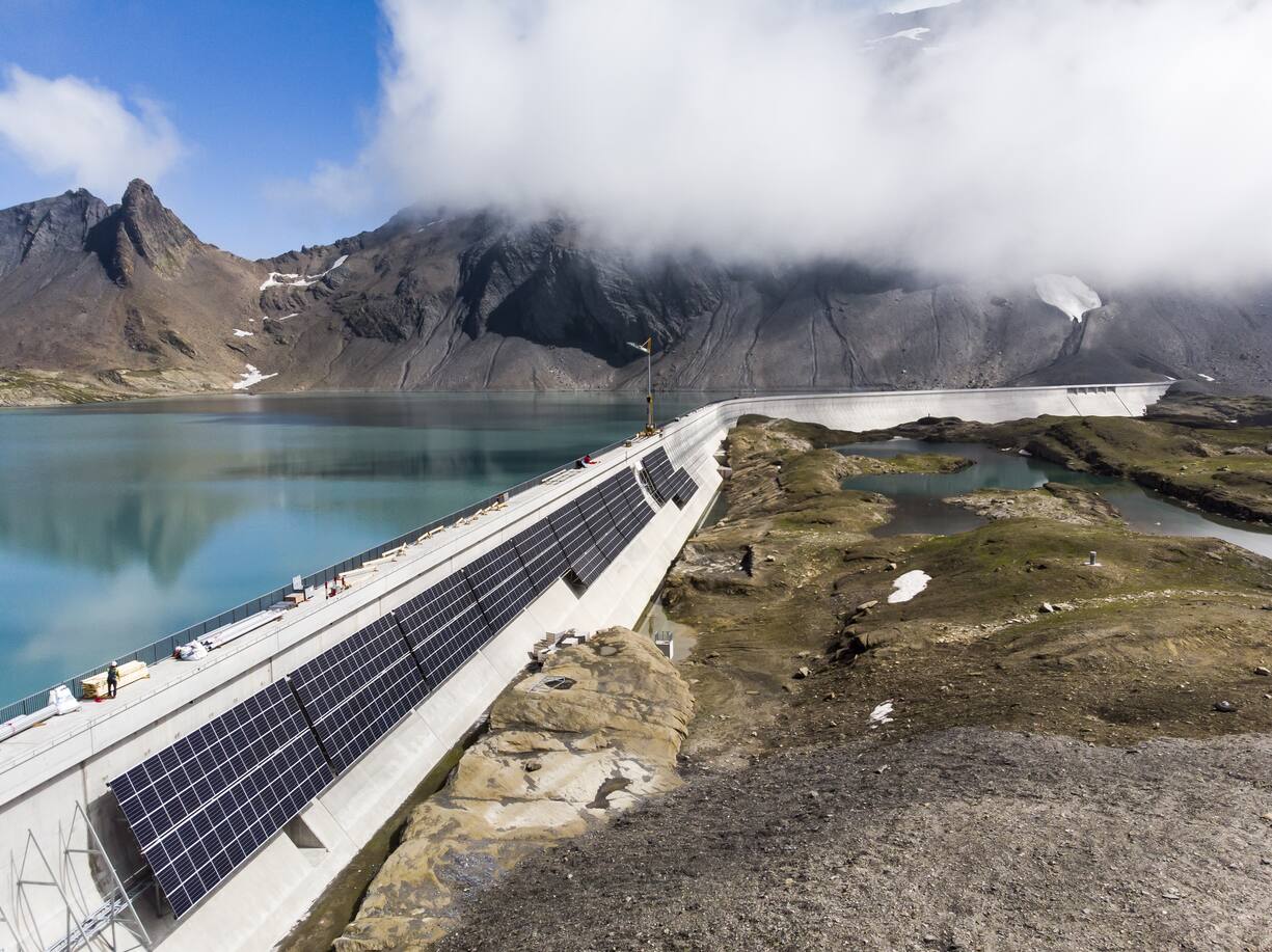 Alpinsolar an der Staumauer Muttsee in den Glarner Alpen (KEYSTONE/Gian Ehrenzeller)..