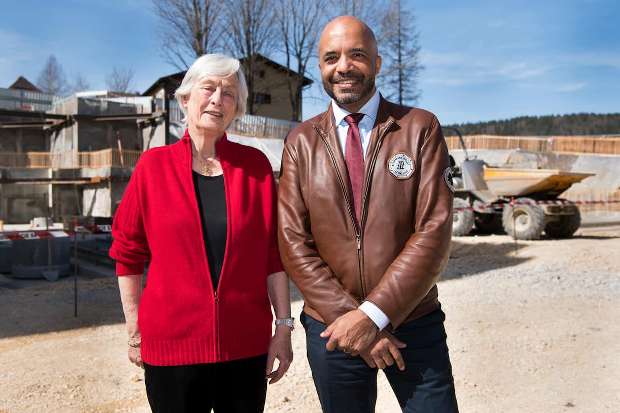 Jasmine Audemars, gauche, Presidente du conseil d'administration d'Audemars Piguet, et Olivier Audemars, membre du conseil d'administration d'Audemars Piguet, posent sur le chantier du futur musee lors de la ceremonie de la pose de la premiere pierre du future Musee Audemars Piguet ce jeudi 30 mars 2017 au Brassus a la Vallee de Joux. (KEYSTONE/Jean-Christophe Bott)