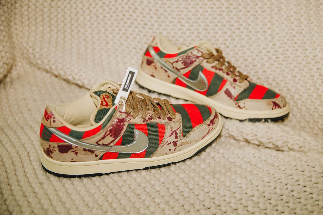 Die rotgrün gestreiften Nikes wurden der Horrorfilmfigur Freddy Krueger nachempfunden und werden für 50 000 Franken gehandelt.