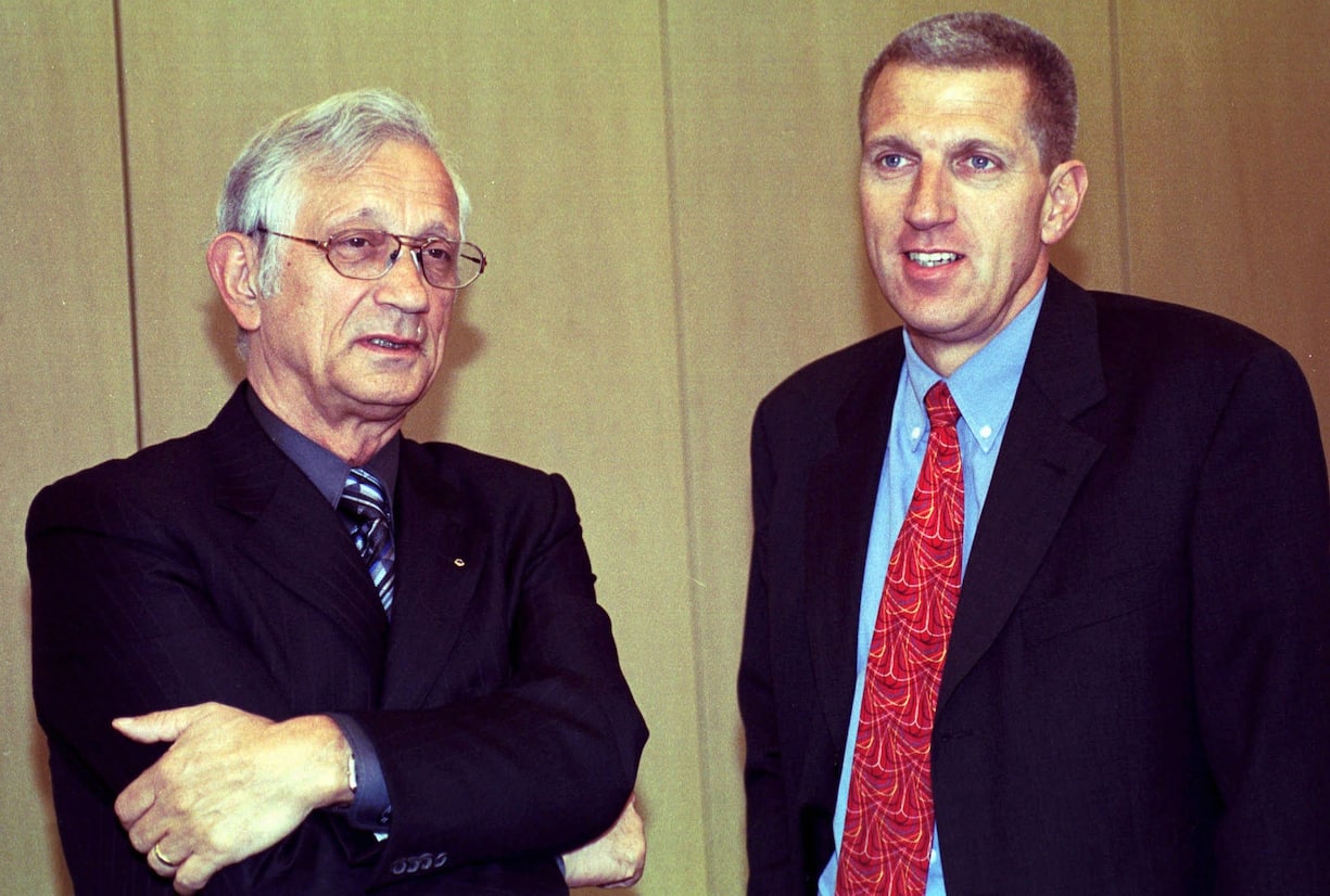 Felix Walker, Vositzender der Geschaeftsleitung des Schweizer Verbandes der Raiffeisenbanken, links, und sein Nachfolger Pierin Vincenz an der Bilanz-Medienkonferenz vom 22. April 1999 in St. Gallen. Sie konnten sich ueber ein ausgezeichnetes Geschaeftsjahr freuen. (KEYSTONE/Regina Kuehne)