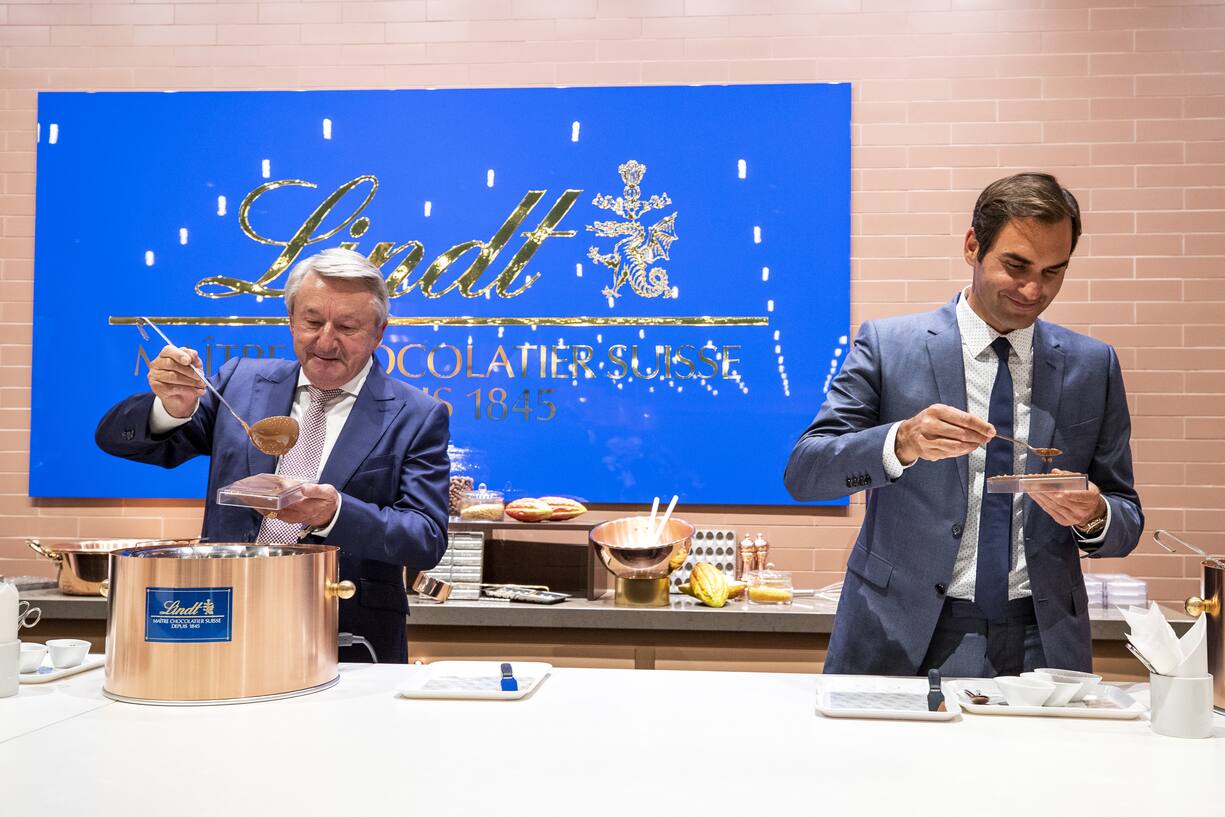 Lindt und Sprüngli: Stiftungsratspraesident Ernst Tanner, links, und Markenbotschafter Roger Federer in der neuen Chocolateria des Lindt Home of Chocolate in Kilchberg