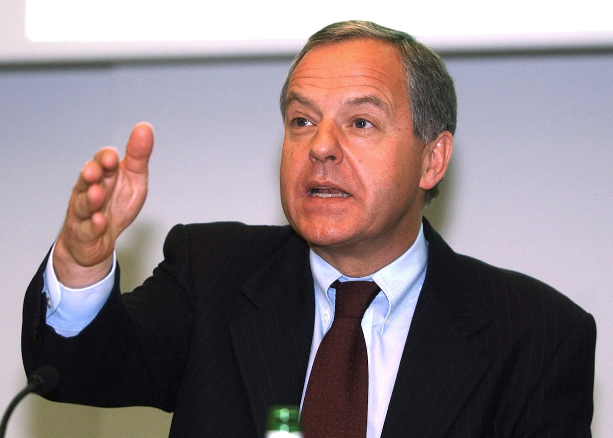 Lukas Muehlemann, Chairman und CEO der Credit Suisse Group, beantwortet am Dienstag, 12. Maerz 2002, anlaesslich einer Pressekonferenz in Zuerich die Fragen der Journalisten. Die Credit Suisse Group hat im vergangenen Geschaeftsjahr weniger Gewinn erzielt als im Vorjahr. Sorgen bereitete vor allem die Credit Suisse First Boston, deren operativer Gewinn um 78 Prozent auf 571 Mio. Franken sank. (KEYSTONE/Steffen Schmidt)