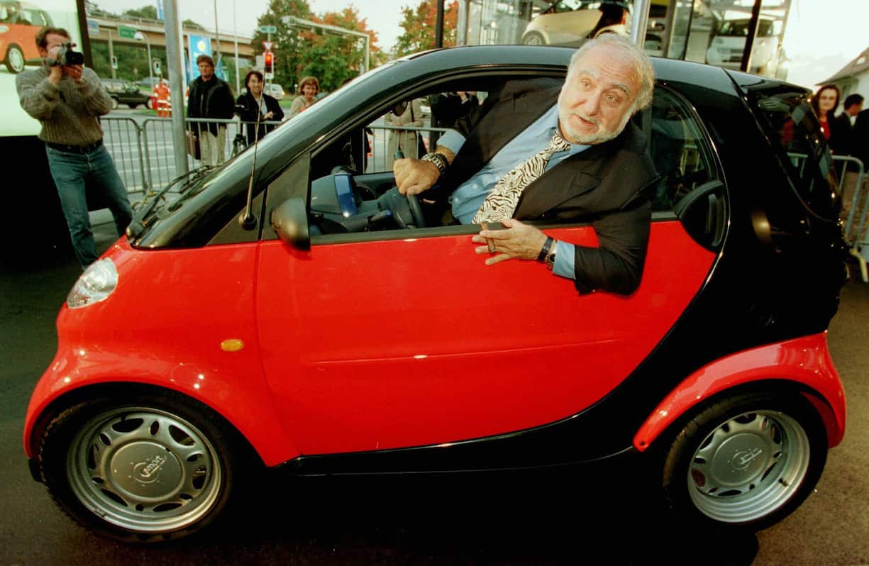 Nicolas Hayek auf Probefahrt mit einem Smart City Coupe am Donnerstag, 1. Oktober 1998, im Smart-Center in Zuerich-Walisellen. Zur Markteinfuehrung des Smart werden die Smart Center am 2. Oktober offiziell eroeffnet. (KEYSTONE/Walter Bieri)
