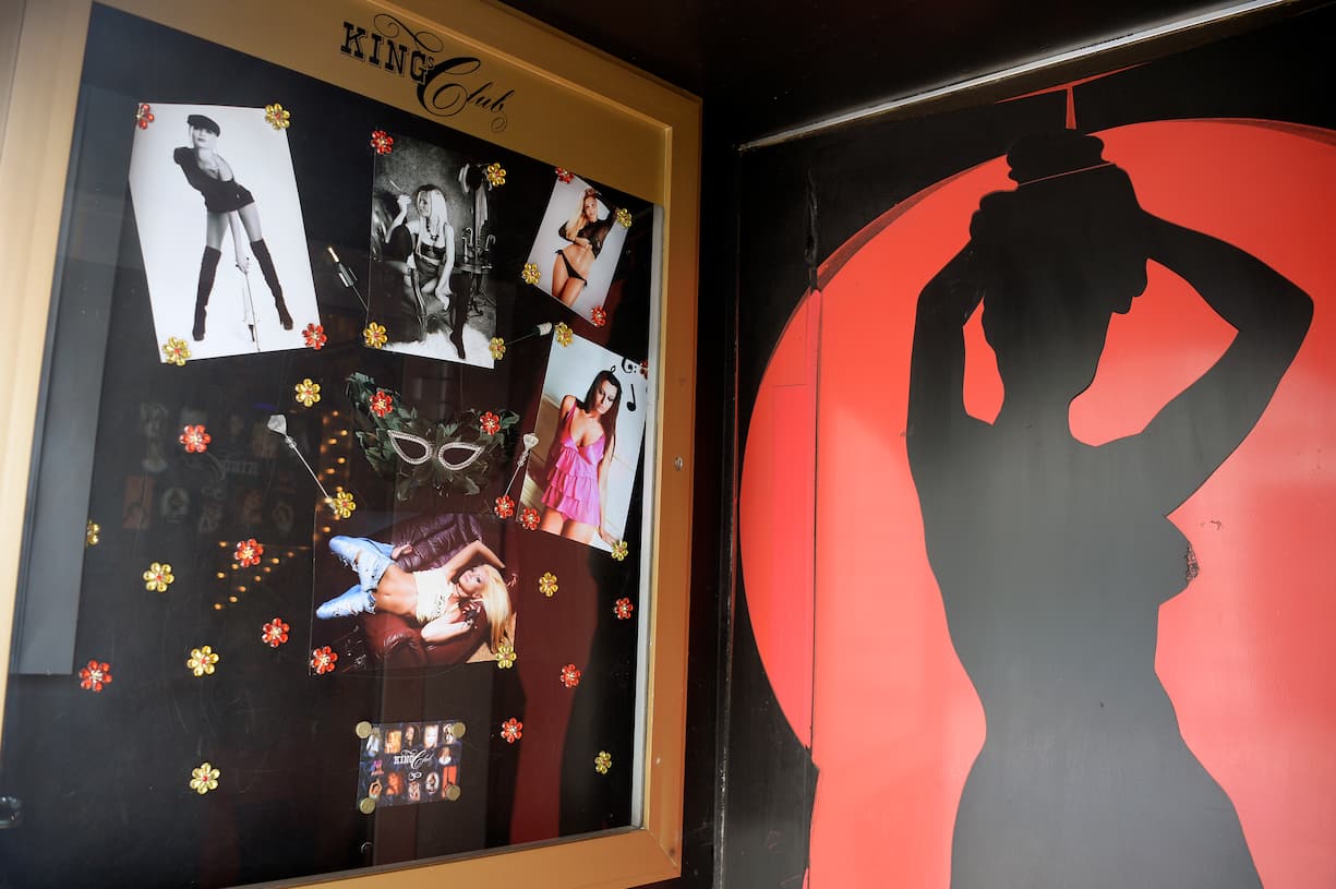 Taenzerinnen - Aushang des Nightclubs Kings Club in der alten Boerse in Zuerich am Mittwoch, 30. Dezember 2015