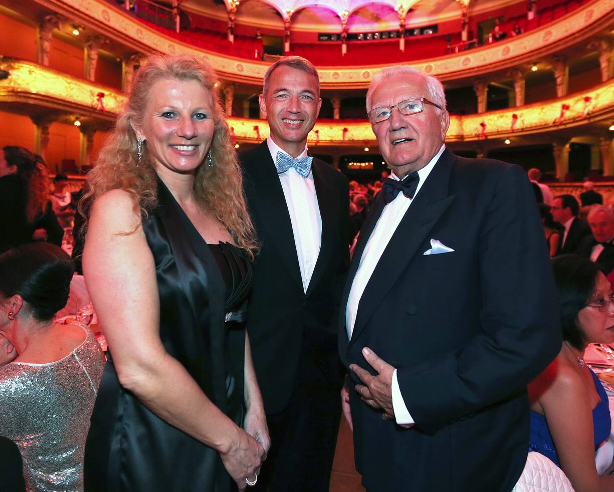 Ex-Roche Präsident Fritz Gerber (r) mit Veronika und Axel Lehmann am 14. Opernball in Zürich. 