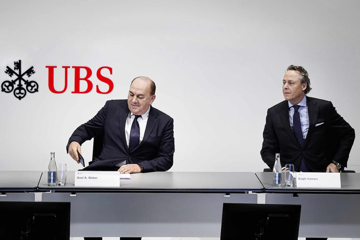 Axel A. Weber, left, Chairman of the Board of Directors of UBS and Ralph Hamers, right, new CEO of Swiss Bank UBS, during a press conference in Zurich, Switzerland, Thursday, February 20, 2020. Dutchman Ralph Hamers will replace Sergio Ermotti, who is still UBS boss, on November 1, 2020. (KEYSTONE/Walter Bieri)