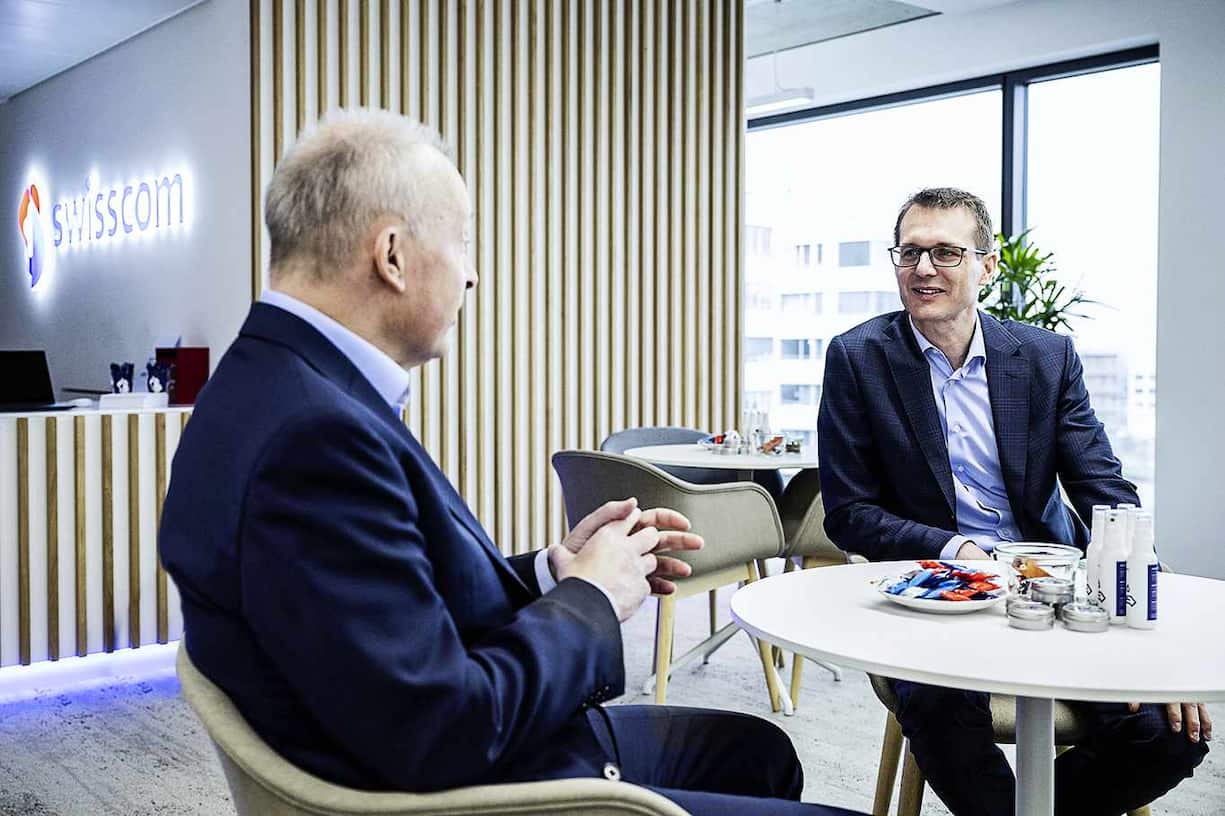 Urs Schaeppi, CEO Swisscom, links, spricht mit Christoph Aeschlimann kurz vor der Bilanzmedienkonferenz zum Jahresabschluss, aufgenommen am Donnerstag, 3. Februar 2022 in Zuerich. (KEYSTONE/Ennio Leanza)