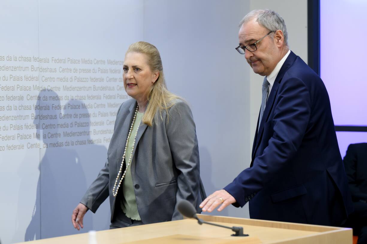 Bundesrat Guy Parmelin, rechts, und Helene Budliger Artieda, designierter Staatssekretaerin des Staatssekretariats fuer Wirtschaft (SECO), links, kommen zur einer Medienkonferenz ueber die Ernennung der neuen Staatssekretaerin des Staatssekretariats fuer Wirtschaft (SECO), am Mittwoch, 4. Mai 2022, im Medienzentrum Bundeshaus in Bern. (KEYSTONE/Anthony Anex)