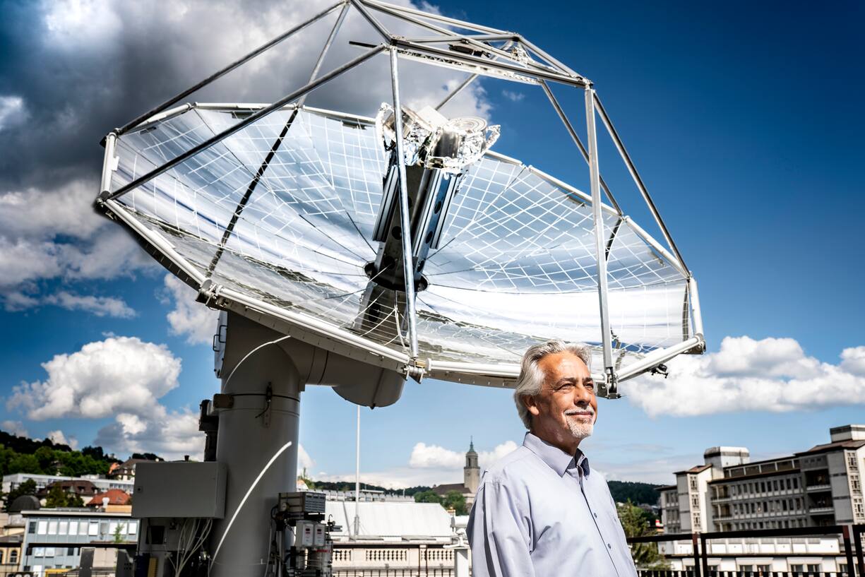Nachhaltige Energien, Aldo Steinfeld ETH Professor, auf Dach der ETH, vor Reaktor