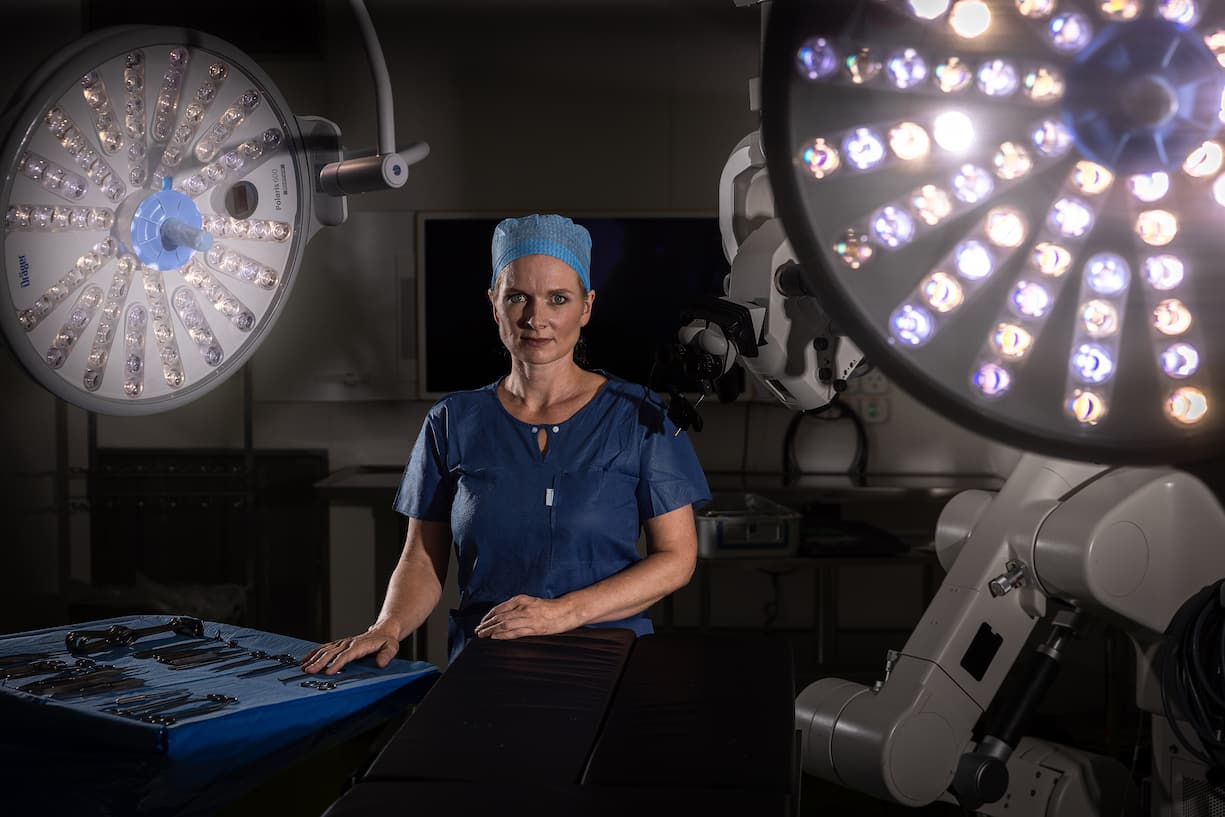 Elisabeth Artemis Kappos im Operationssaal