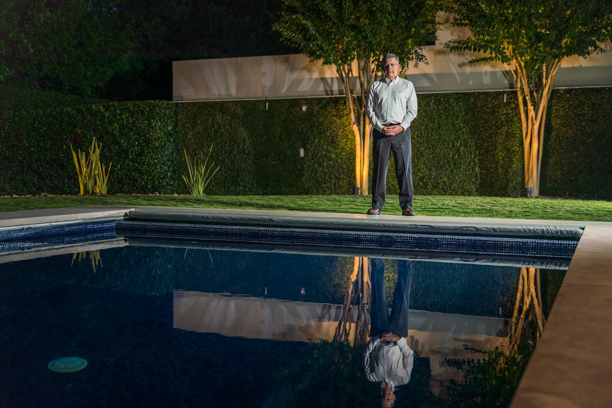 Femsa-Chef Daniel RodrÍguez vor einem Pool