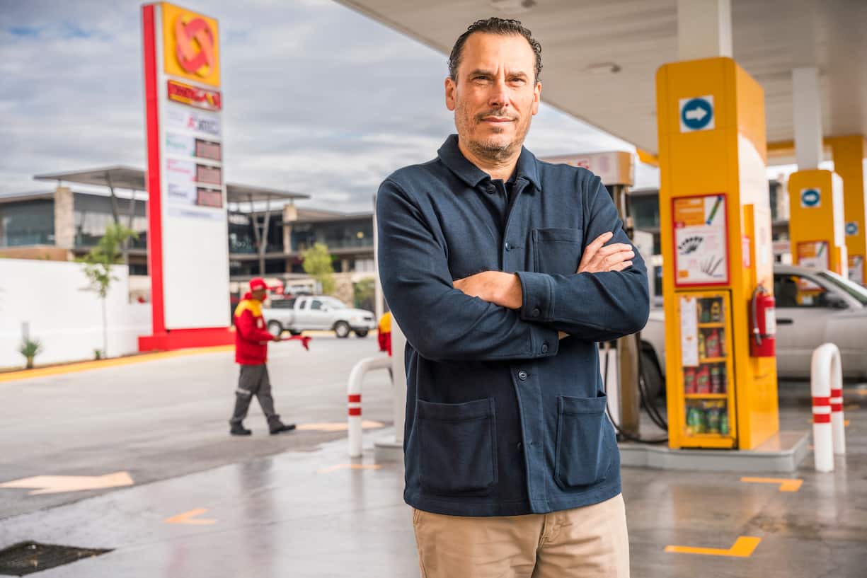Manuel Filizola vor Oxxo-Tankstelle