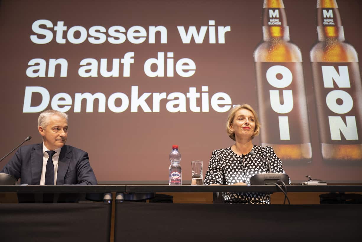 Ursula Nold, Praesidentin der Verwaltung MGB, und Fabrice Zumbrunnen, Praesident der Generaldirektion MGB, sprechen an einem Point de presse der Migros zum Entscheid des Alkohol-Verkaufs.
