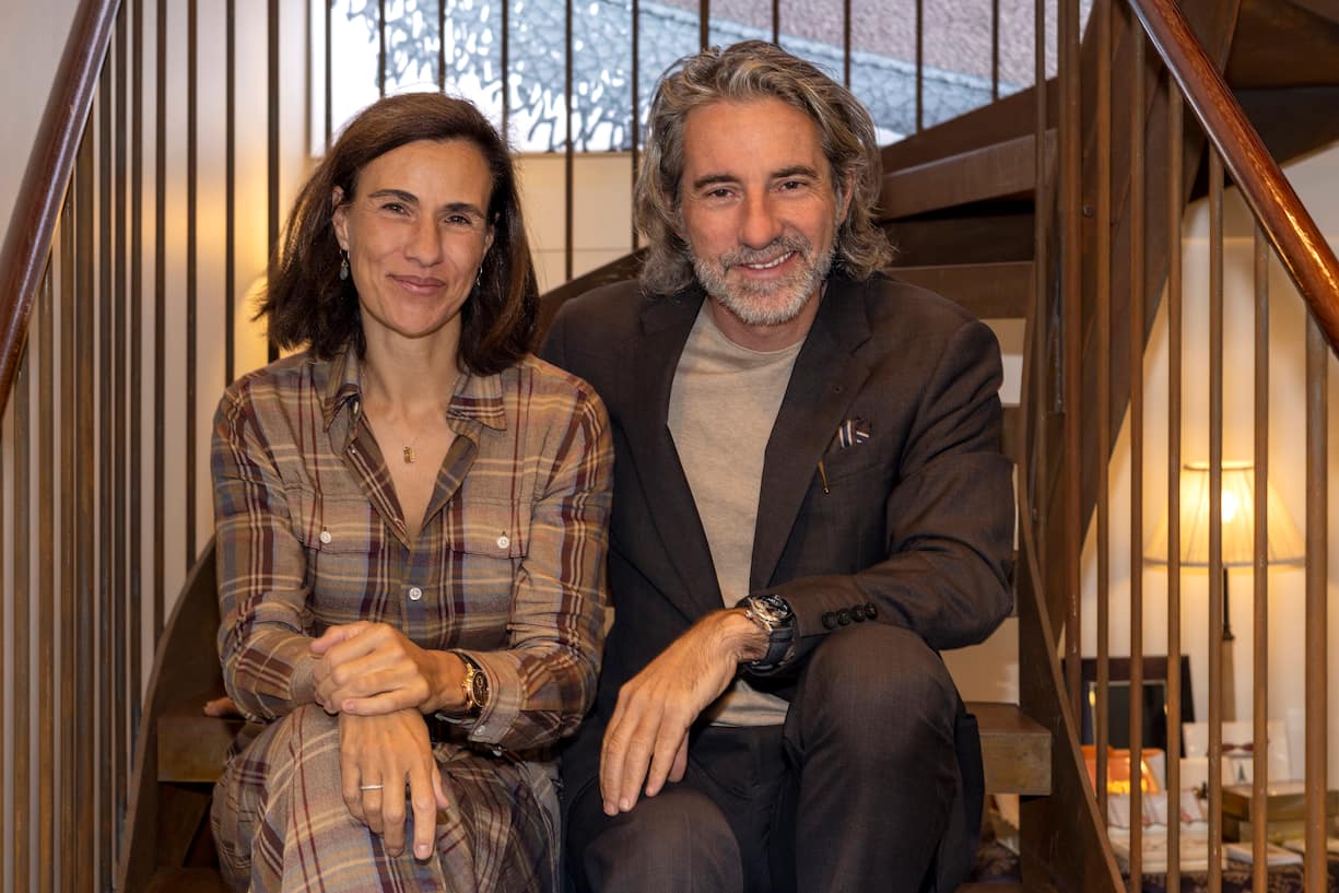 Martina und Andreas Zimmerli von Landolt-Arbenz sitzen auf einer Treppe