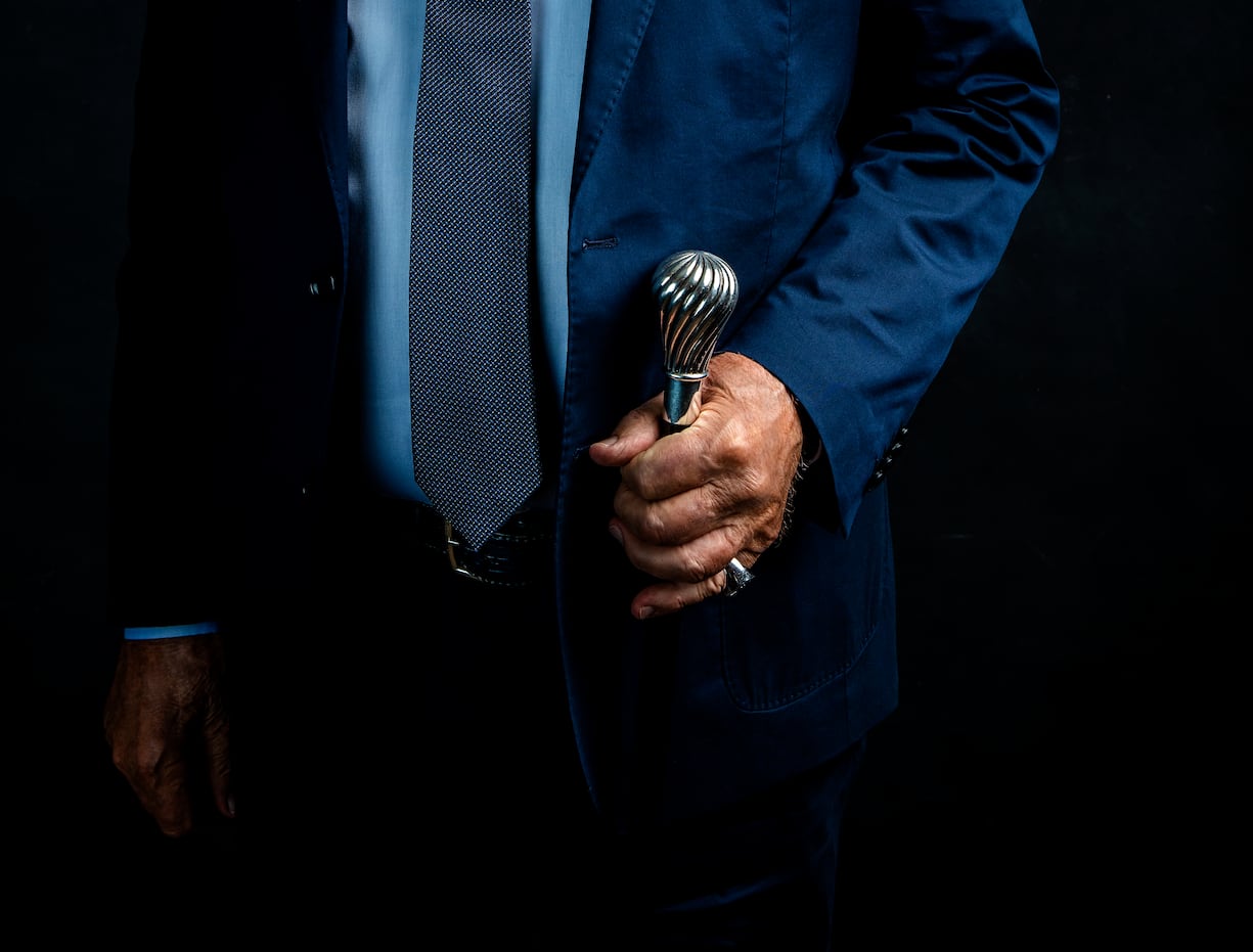 Martin Michaeli hält seinen Gehstock in der Hand