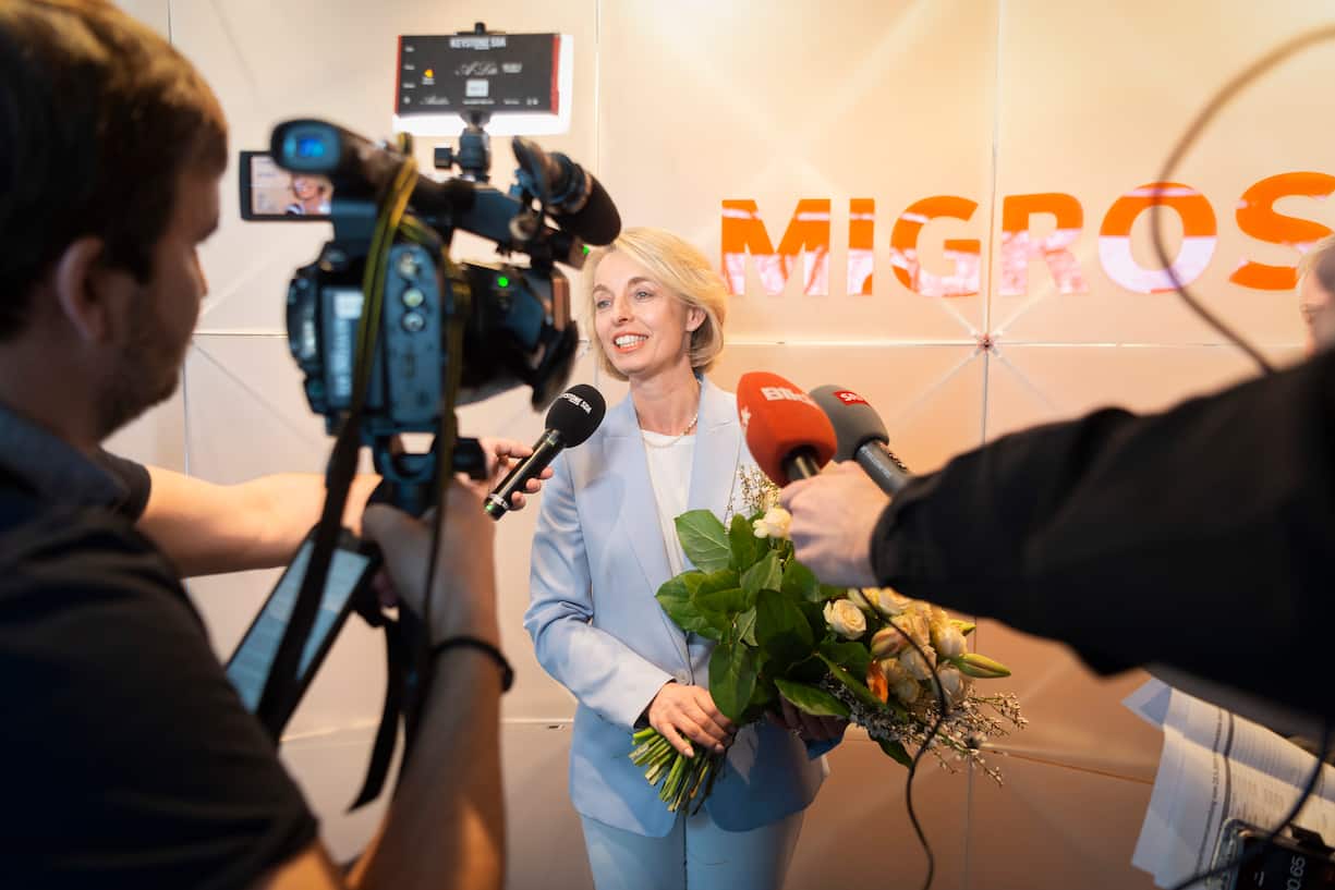 Die frisch gewaehlte Migros Praesidentin Ursula Nold stellt sich nach ihrer Wahl den Medien, am Samstag, 23. Maerz 2019, in Zuerich. Ursula Nold wurde mit 73 Stimmen zur neuen Migros Praesidentinn gewaehlt.