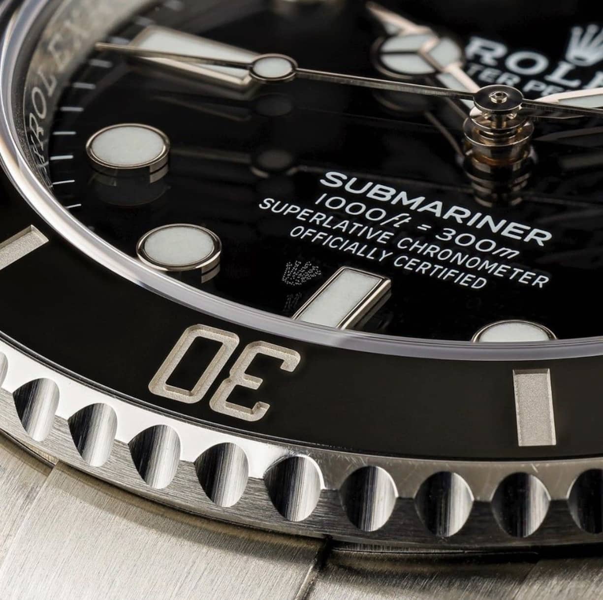 Das schaffen Fälscher nicht so gut: Die Laserkrone auf dem Glas einer Original-Rolex.