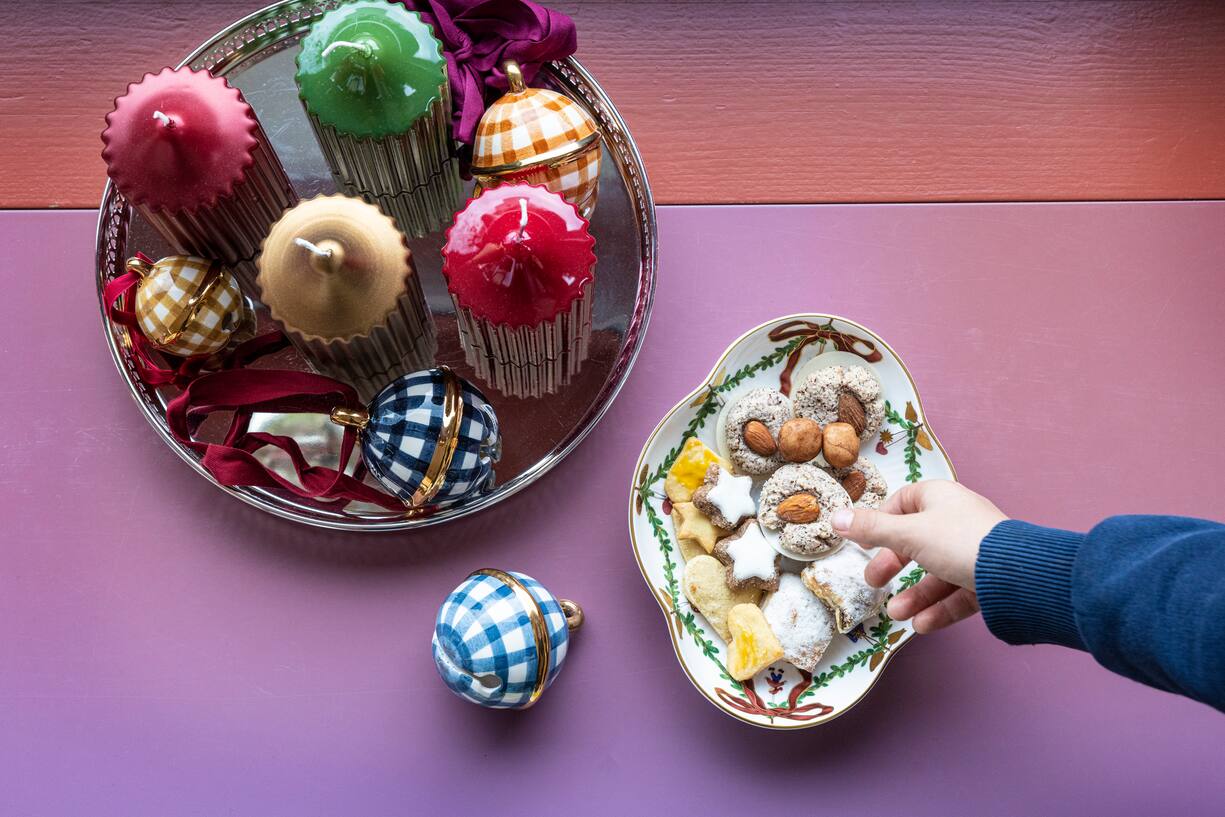 Kerzen und Weihnachtsguetzli