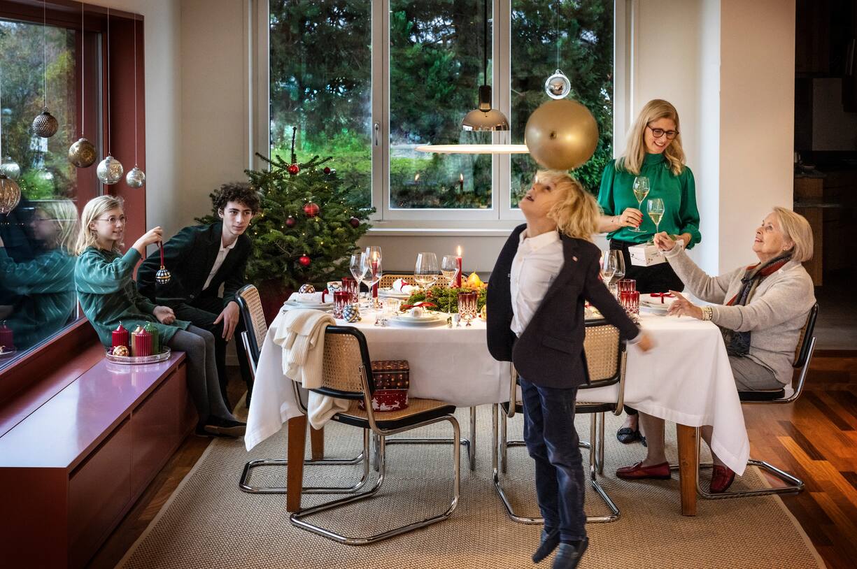 Familie um den Weihnachtstisch.