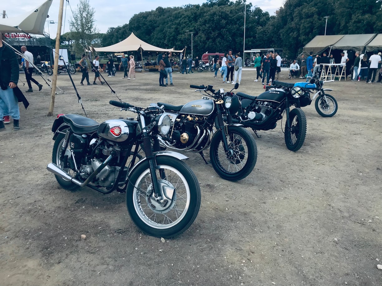 Vintage-Motorräder, Wheels and Waves