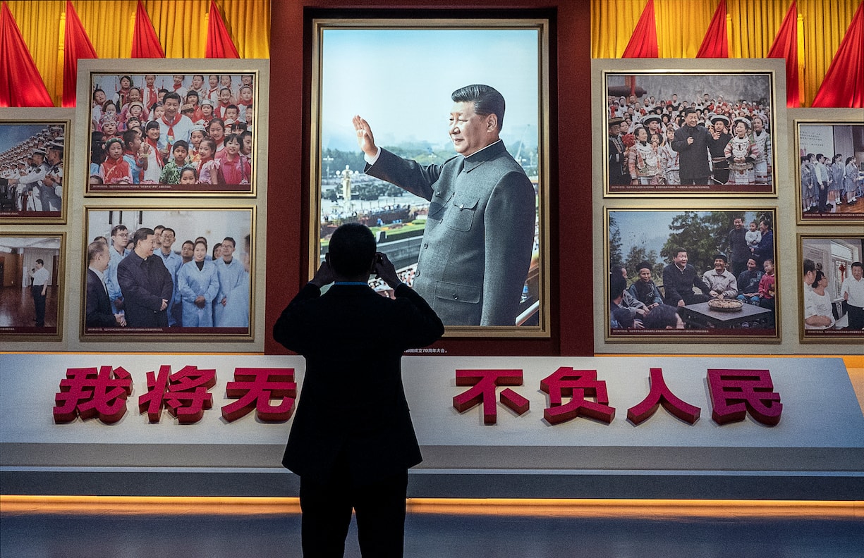 Ein Mann fotografiert ein grosses Bild von Xi Jinping im Museum der Kommunistischen Partei in Beijing.