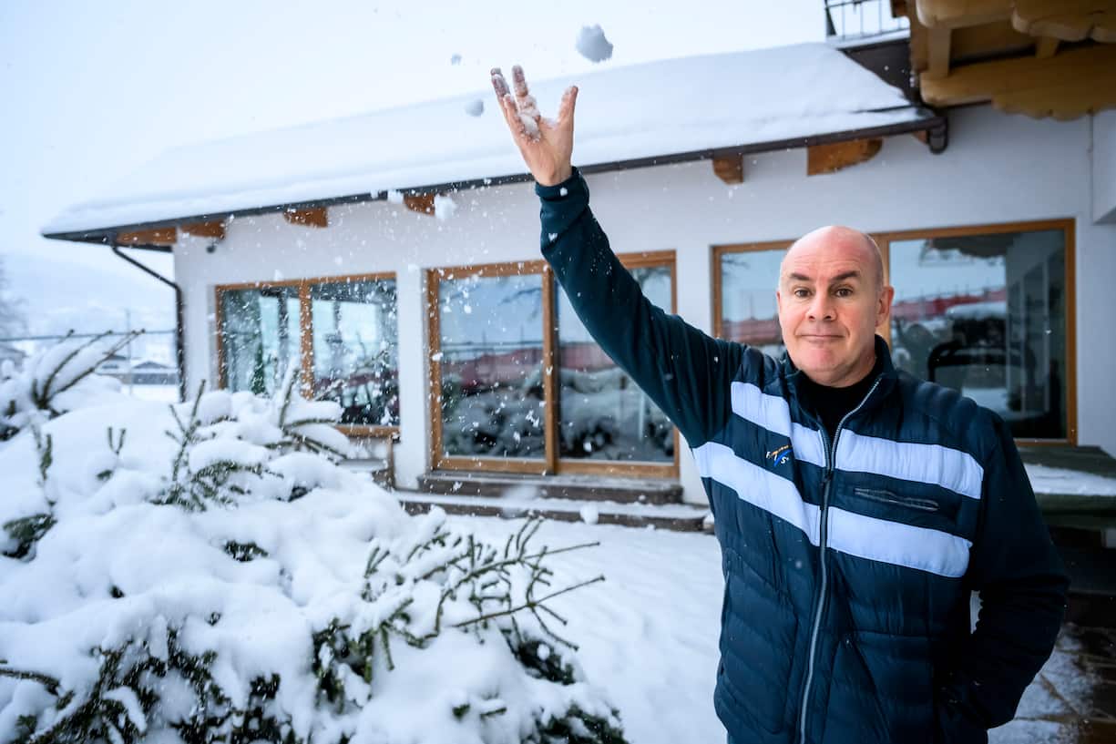 Johan Eliasch hält seine rechte Hand in die Höhe.