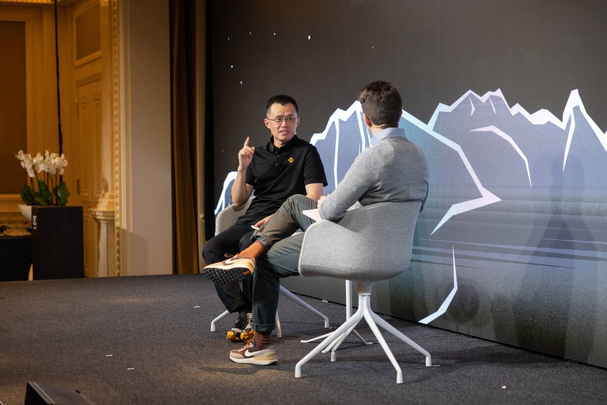 Changpeng Zhao mit Gesprächspartner an der Crypto Finance Conference.