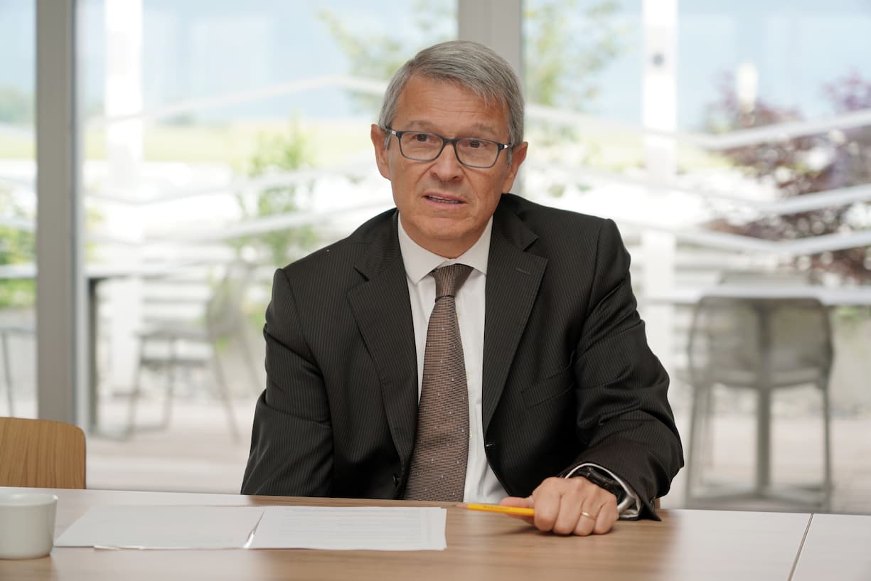 Patrick Firmenich an einer Pressekonferenz