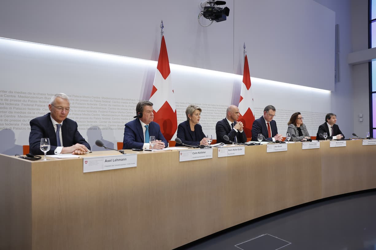 Axel Lehmann, Colm Kelleher, Karin Keller-Sutter, Alain Berset, Thomas J. Jordan, Marlene Amstad und Andre Simonazzi, von links, an einer Pressekonferenz am Sonntag, 19. März 2023 in Bern.