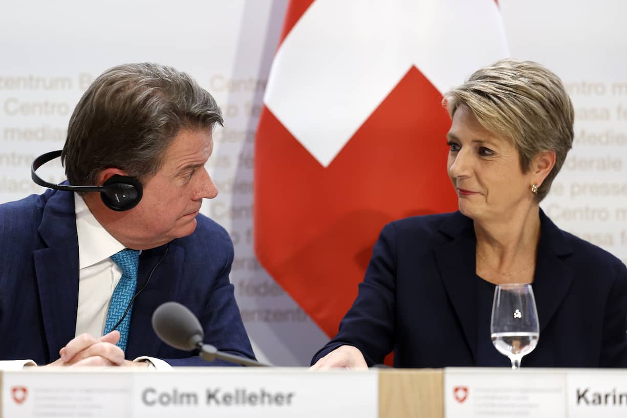 Colm Kelleher, Chairman UBS, left, and Swiss Finance Minister Karin Keller-Sutter, during a press conference, on Sunday, 19 March 2023 in Bern. The bank UBS takes over Credit Suisse for 2 billion US dollars. (KEYSTONE/Peter Klaunzer)