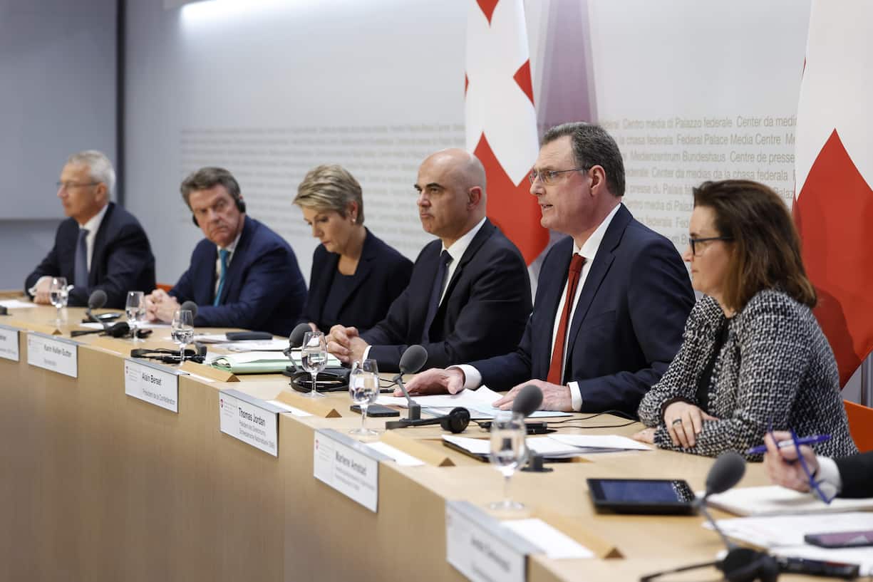 Axel Lehmann, Chairman Credit Suisse, Colm Kelleher, Chairman UBS, Swiss Finance Minister Karin Keller-Sutter, Swiss Federal President Alain Berset, Thomas J. Jordan, Chairman Swiss National Bank, and Marlene Amstad, President FINMA