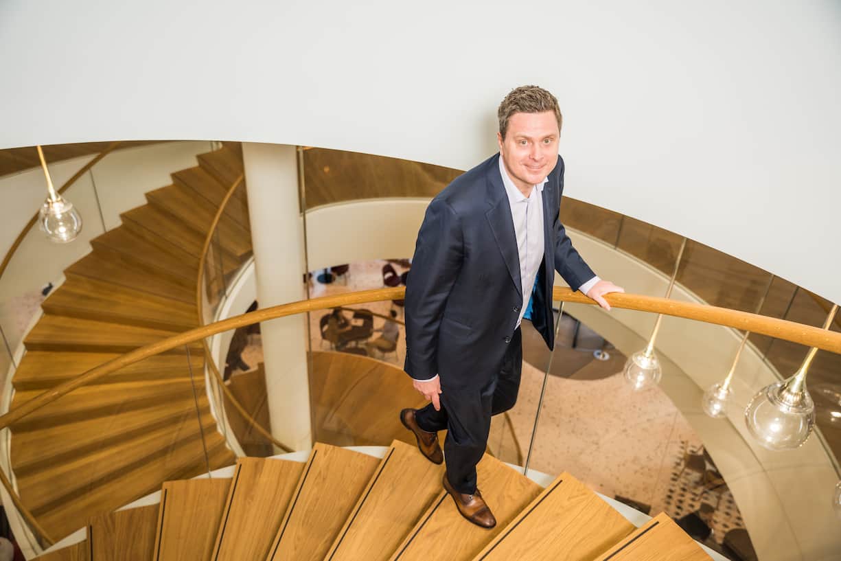 Thomas Schinecker auf einer Treppe