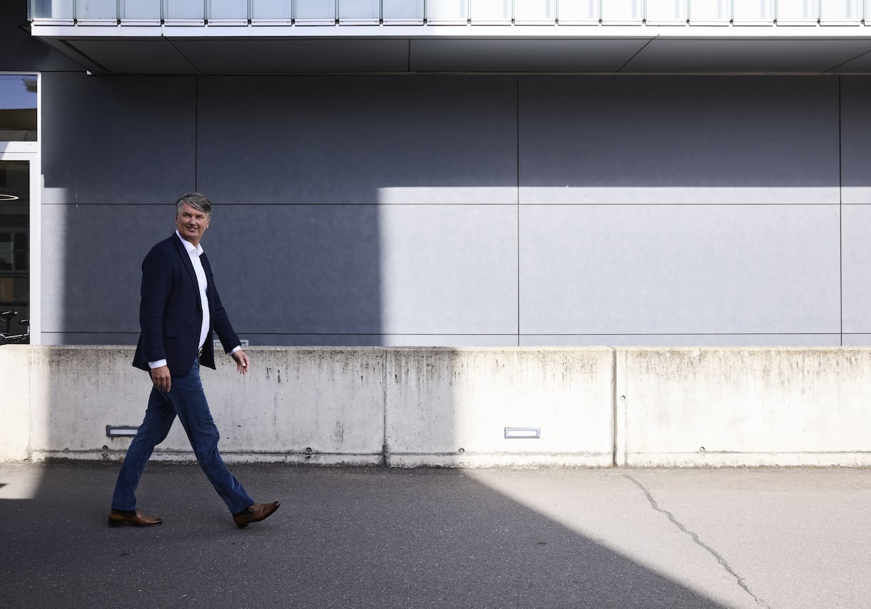 Kristian Teär vor einer Lagerhalle fotografiert.