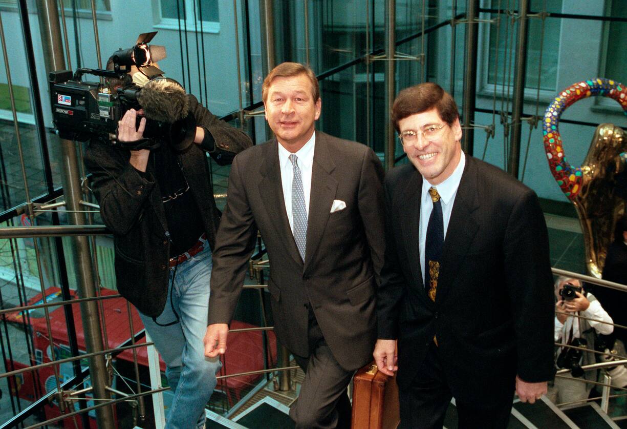 Der neue Praesident der United Bank of Switzerland (UBS), Marcel Ospel (links), und Matthias Cabiallavetta, Vorsitzender des Verwaltungsrates der UBS, auf steigen am 8. Dezember 1997 gemeinsam die Treppe zum Presseraum hinauf, um die Fusion von Schweizerischer Bankgesellschaft (UBS) und Schweizerischem Bankverein (SBV) bekanntzugeben. Durch den Zusammenschluss entsteht das weltweit zweitgroesste Bankinstitut. (Keystone/Martin Ruetschi)