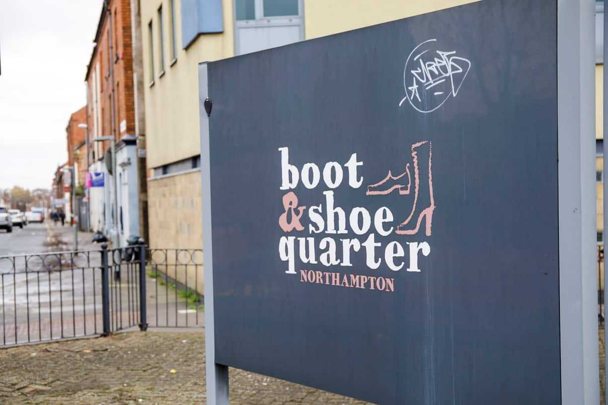 Schwarzes Schild mit der Aufschrift "boot & shoe quarter" in Northampton.