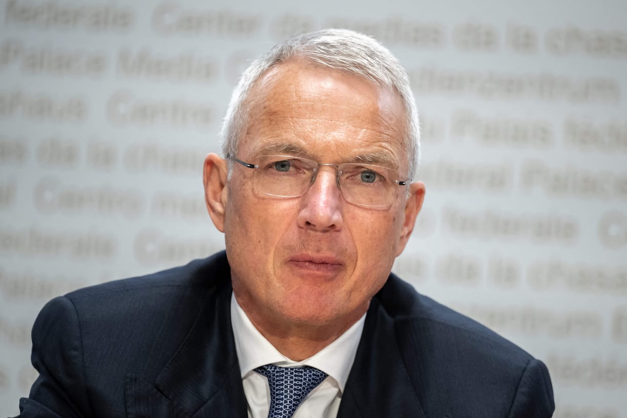 Der Präsident der Credit Suisse, Axel Lehmann, spricht am 19. März 2023 in Bern auf einer Pressekonferenz nach den Gesprächen über die Übernahme der konkurrierenden Schweizer Bank Credit Suisse durch die UBS. - Die UBS hat sich bereit erklärt, ihre angeschlagene Schweizer Rivalin Credit Suisse zu übernehmen. Dies gab der Bundespräsident der Schweiz am 19. März 2023 nach dringenden Gesprächen bekannt, die darauf abzielten, die angeschlagene Bank vor einem Blutbad zu bewahren, wenn die Märkte wieder geöffnet 