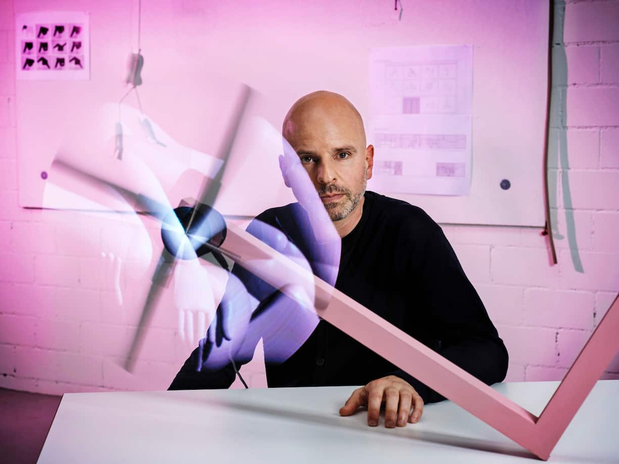 Der Schweizer Künstler Yves porträtiert in seinem Atelier in Zürich, vor ihm eine LED-Propeller-Skulptur, wie er sie beispielsweise in seiner Ausstellung "Zwei kühle Zwergelefanten fressen Einfühlungsüberschuss mit Pfirsicharoma" im Haus Konstruktiv Zürich eingesetzt hat.