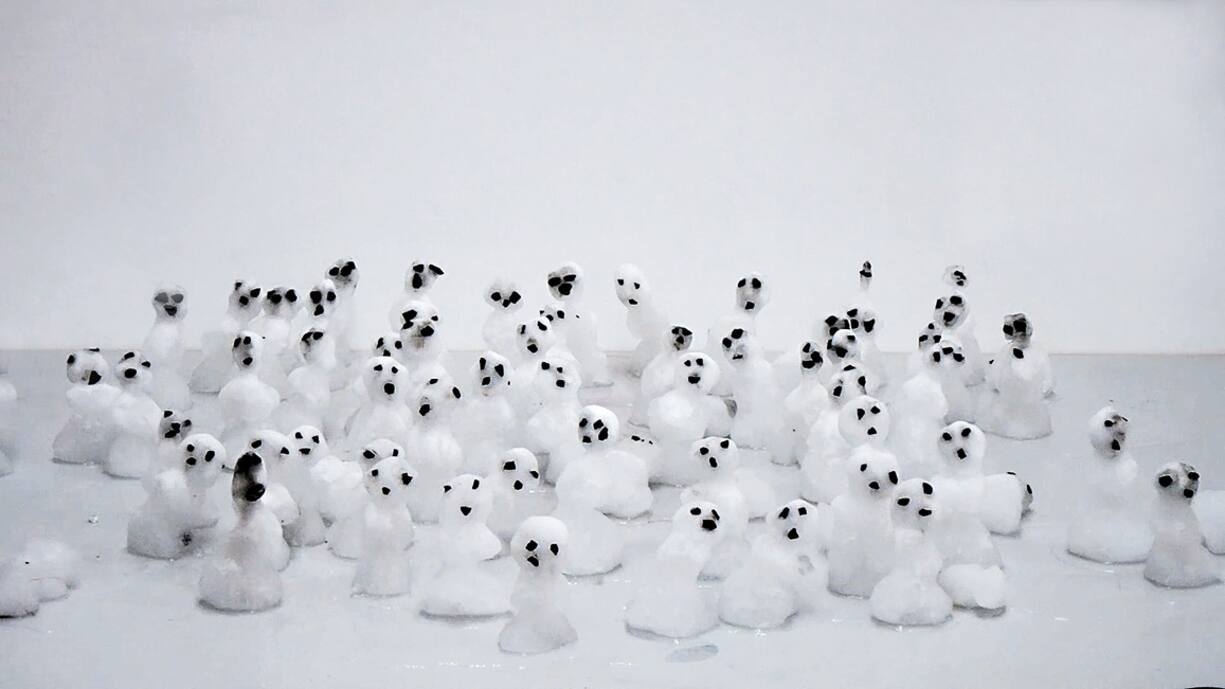 Great White, Videoprojektion, 2017/18, Ursula Palla > Videostill; Ursula Palla Empty Garden 2, Videoinstallation, 2020, Ursula Palla > Foto; Ursula Palla Listen to the Flowers, Aluminium und Bronze mit Waffenstahl, 2022, Ursula Palla > Foto Ursula Palla