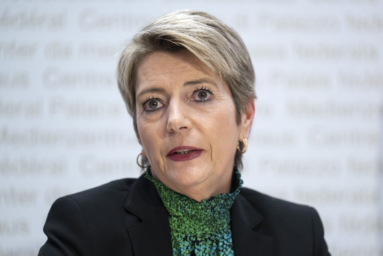 Bundesraetin Karin Keller Sutter spricht an einer Medienkonferenz ueber die Departementsverteilung im Bundesrat, am Donnerstag, 8. Dezember 2022, in Bern. Bundesraetin Karin Keller Sutter uebernimmt das EFD, Bundesrat Albert Roesti das UVEK und Bundesraetin Elisabeth Baume Schneider das EJPD. (KEYSTONE/Peter Schneider)