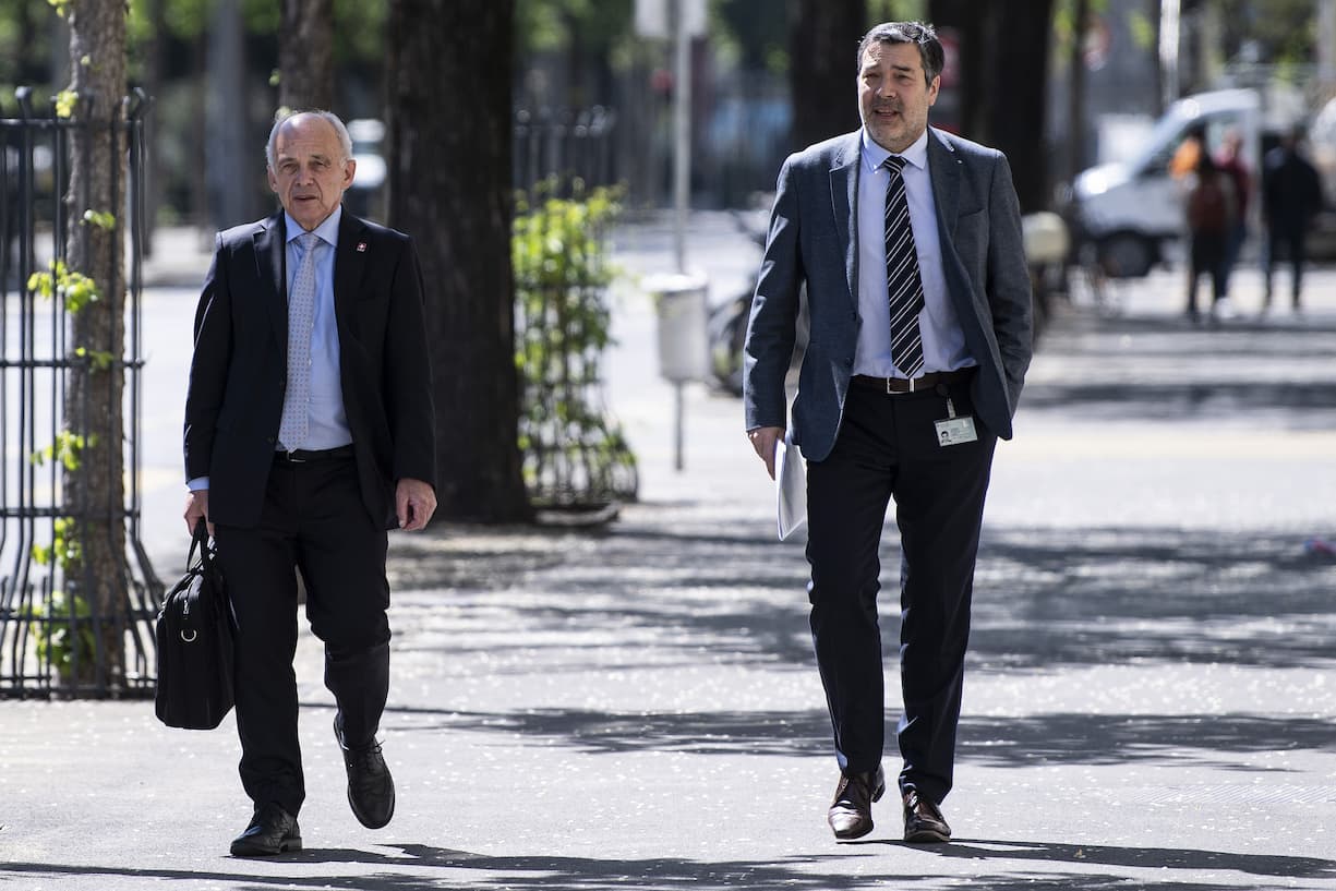 Bundesrat Ueli Maurer, links, und sein Kommunikationsleiter Peter Minder erscheinen zu einer Medienkonferenz ueber die Situation des Coronavirus, am Mittwoch, 22. April 2020 in Bern. (KEYSTONE/Peter Schneider)